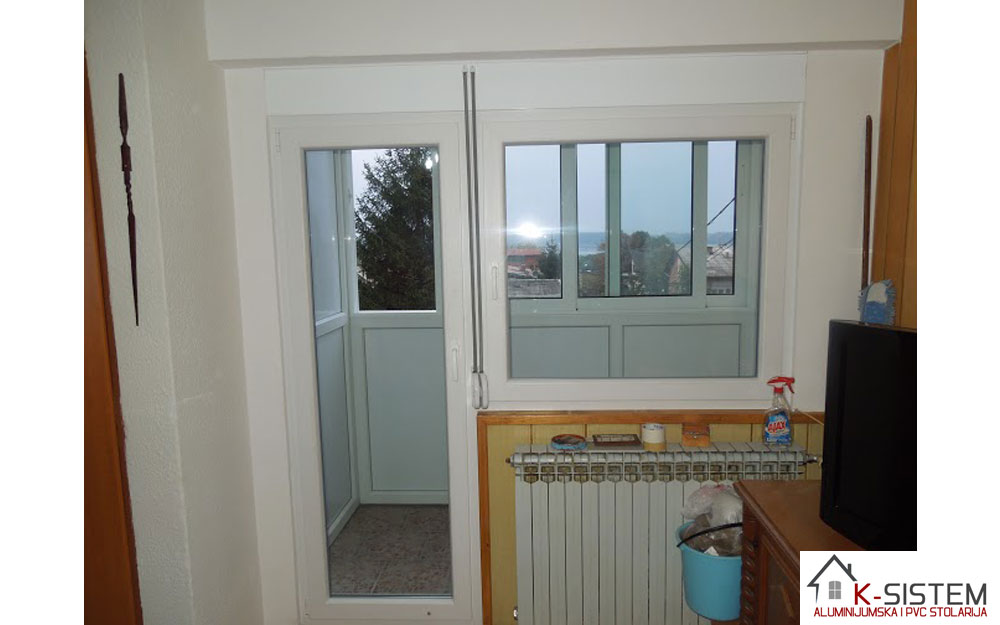 PVC Jednokrilna balkonska vrata sa rolo komarnikom i al roletnom iz jednog dela, spojena sa jednokrilnim prozorom
