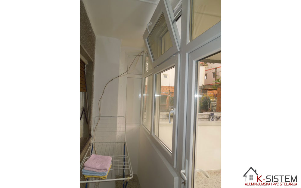 Zastakljena terasa sa ulaznim vratima,fiksnim elementima ,kipovima i jednokrilnim prozorima sa komarnikom
